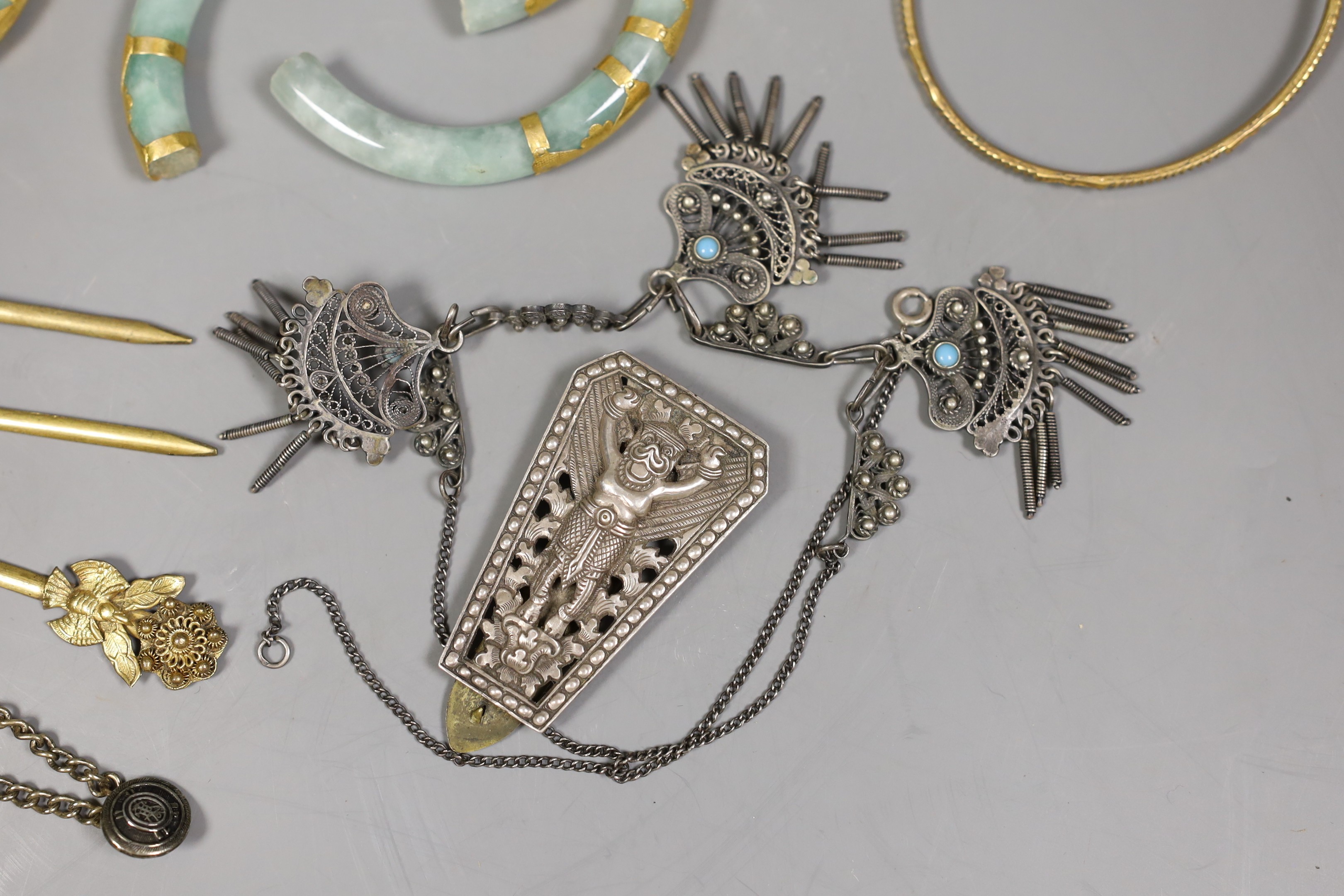 A quantity of assorted jewellery including oriental export gilt metal hair pins, filigree white metal pendant, etc.